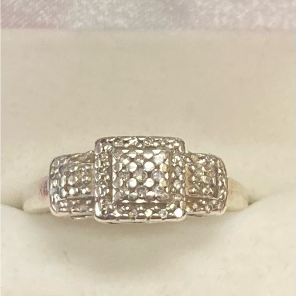 Elegant Diamond Cluster Ring. 925 SUN. Size 6.5.